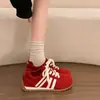 Tênis de treino feminino alemão estilo retrô vermelho estilo coreano 2026 novos sapatos femininos de outono sola grossa estilo campus esportivo casual tênis de skate