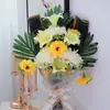 El ramo de flores para el Festival Qingming Flores de crisantemo para el culto a los antepasados Flores para barrer tumbas Suministros para lápidas Flores de sacrificio Flores de seda Flores de plástico