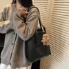 Bolsa Saco Retrô de Grande Capacidade para Mulheres Moda Nova Outono e Inverno Bolsa de Ombro Simples Bolsa Tote para o Dia a Dia