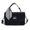 Bolsa Quadrada Pequena Retro de Luxo Flor Escura Bolsa Feminina Moda Nova Outono e Inverno 2025 Bolsa para o Dia a Dia Design de Fita Bolsa de Ombro