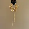 Aretes de Borla de Pétalos Metálicos de Aguja Plateada, Lujo Accesible y Aretes de Gama Alta, Diseño Personalizado de Nicho, Aretes Exagerados