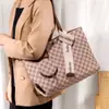 Bolsa de Grande Capacidade Feminina Primavera e Verão Versátil 2024 Nova Casual de Ombro para Compras Bolsa Tote Elegante para Trabalho e Dia a Dia