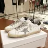 Nuevas zapatillas de mujer 2024 con patrón de estrellas desgastado, hechas de cuero genuino, con un aspecto retro ligeramente usado, versátiles para uso casual y deportivo, de corte bajo y suela plana
