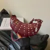 Bolso Pequeño de Remaches de Moda para Mujer 2026 Nueva Moda Bolso Croissant de Cuero Aceitado y Encerado Bolso de Hombro Cruzado de Gama Alta para Verano