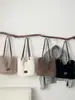Bolsa tote de pelúcia da moda outono e inverno estilo coreano transfronteiriça para mulheres, nova bolsa de ombro elegante de grande capacidade, bolsa de ombro para o dia a dia