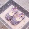Sandálias de Princesa para Meninas 2026 Verão Novo Estilo Moda Bebê Sapatos de Princesa com Solado Macio para Meninas Pequenas e Crianças Maiores com Laço