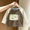 Camiseta de manga larga para niño con mangas raglán, estilo primavera/otoño, con un diseño de parche de dinosaurio retro, camiseta interior de algodón puro con cuello redondo para niños pequeños