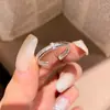 Anillo Abierto Cruz de Zirconia Estilo Corte Francés, Sensación de Lujo Ligero y Gama Alta, Anillo para Dedo Índice Nicho, Joyería de Diseño Nicho para Mujeres