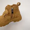 Botas estilo Martin infantil coreanas, nova coleção outono/inverno 2026, botas unissex de cano médio com zíper lateral, botas amarelas de camurça para bebê