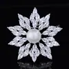 Moda elegante ropa creativa broche de circonita de copo de nieve pin de solapa de traje de alta gama para mujer todo-partido corsage venta al por mayor de fábrica