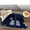 Jaqueta Infantil 2026 Outono Nova Estilo Coreano Jaqueta com Lapela para Bebês e Crianças Moda Patch Jaqueta de Desenho Animado Tendência