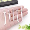 Accesorios de joyería de aleación hechos a mano para DIY, colgante de espada larga simulada, pendientes de espada de arma europeos y americanos populares, colgante de collar