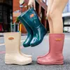 Las nuevas botas de lluvia de media pantorrilla para mujer son antideslizantes, elegantes, ligeras, de suela plana, resistentes al desgaste, adecuadas para acampar, hacer senderismo y trekking