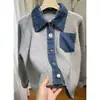 Suéter Patchwork de Sarja com Gola Polo Design Único para Mulheres Moda Primavera e Outono 2026 Cardigã Tricot Versátil Blusa de Manga Longa