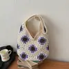 Llegada de verano de moda: un bolso tejido floral colorido, perfecto para vacaciones y la playa, un bolso de hombro casual