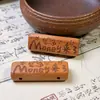 Talla de Madera de Durazno Natural "Hazte Rico Pronto" Rectangular Doble Agujero Accesorio DIY Collar Llavero Colgante para Bolsa Adorno