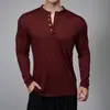 Camiseta Henley de Manga Larga para Hombre en Lyocell con Letras en el Hombro, Corte Ligeramente Ajustado, Top Texturizado para Hombre como Capa Base