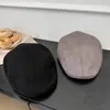 Gorra sencilla de gamuza de color liso con visera hacia adelante para mujer, gorra casual versátil de otoño e invierno que hace que la cara se vea más pequeña, estilo retro japonés, se puede usar al revés