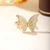 Anillo de Luz de Zirconia Incrustada en Oro Real Chapado en Cobre Transfronterizo Europeo y Americano Lujo Ligero Sensación de Alta Gama Anillo para el Dedo Joyería de Mano Versátil Fabricante Venta al por Mayor en Stock