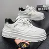 Sapatos Masculinos 2026 Novo Verão High-End Versátil Branco Tênis Casuais Couro Esportivos Aumento de Altura Sapatos Brancos Sapatos da Moda