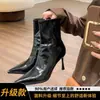 Botines retro de charol ajustados de tacón alto, novedad otoño e invierno 2025, versátiles de estilo europeo y americano, punta fina, tacón de aguja, botines negros.