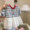 Camiseta de Manga Corta Patchwork con Bordado de Gatito Rayas Color-Block para Niñas, Nueva de Verano 2026 Estilo Coreano Dibujos Animados Versátil Camiseta Infantil