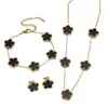 Moderna Versátil Acero de Titanio Chapado en Oro Real de 18 Quilates Flor de Cinco Hojas de la Suerte Conjunto de Collar Pulsera Pendientes Joyería para Mujer