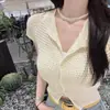 Moda Feminina Estilo Novo Dongdaemun Coreano, Elegante Cor Sólida Botões Slim-Fit Respirável Versátil Manga Curta Malha Blusa