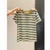 Camiseta Bordada de Designer para Mulheres, Estilo Verão, Listras Color-Block Modernas, Camiseta Base Camada Interna, Fashion e Estilosa, Manga Curta com Ombro Caído