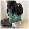 Bolsa Casual de Algodão Acolchoada de Grande Capacidade para Casaco Feminino 2024 Nova Outono e Inverno Saco de Ombro para Comute com Enchimento de Penas Bolsa Tote Portátil da Moda