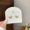 Exquisitos pendientes de botón con perla y lazo de diamantes completos para mujer, estilo francés de lujo ligero, ambiente femenino suave, disponibles en dorado y plateado, únicos y elegantes