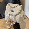 Mochila Matelassê com Corrente Simples Feminina High-End 2025 Nova Verão Estilo Coreano Pu Mochila Pequena para Passeio