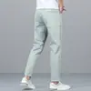 Jeans Cropped para Hombre Estilo Nuevo 2026 en Color Verde para Otoño, Corte Ajustado para Hombres Bajos, Estilo Casual
