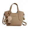 Bolsa de mão de nicho estilo coreano para mulheres, novo modelo de início de outono de 2026, bolsa de ombro e transversal casual estilosa e atraente
