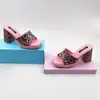 Moda Transfronteriza Verano Nuevo Estilo Europeo y Americano Moda de una Sola Tira para Mujer Punta Cuadrada Talla Grande Reductoras de Edad Chanclas de Tacón Grueso