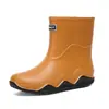 Botas de lluvia para hombre antideslizantes impermeables zapatos de moda para exteriores de caña alta botas de agua cálidas de caña corta zapatos de goma venta al por mayor transfronteriza hombres