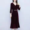 Vestido de Veludo Dourado Gola V Cor Sólida Slim Fit Temperamento Outono/Inverno Feminino Cintura Marcada Comprimento do Joelho Comprimento Médio Saia Cauda de Peixe Transfronteiriço