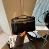 Bolso versátil y minimalista para mujer, nueva colección otoño 2026, con acabado mate, textura de alta calidad y colores contrastantes, diseñado como bolso de hombro o bolso cruzado