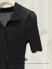 Elegante y profesional, este cárdigan de punto de manga corta con cuello polo para mujer es un nuevo estilo de verano que estiliza y tiene un diseño de hombros rectos.