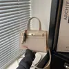 Bolsa de mão nova, elegante e fashion para o outono de 2026, simples e chique, com um design quadrado retrô, adequada como bolsa de ombro ou bolsa transversal para mulheres