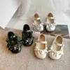 Nuevos Zapatos Infantiles Otoño 2025 Niñas Zapatos Individuales de Princesa con Lazo de Pedrería para Niños Medianos y Grandes, Zapatos de Cuero de Boca Baja Modernos