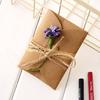 Tarjeta de felicitación creativa de papel kraft con flores secas, hecha a mano, DIY, tarjeta de felicitación pequeña, floristería, para enviar a los clientes, para enviar a las personas, tarjeta