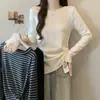 Camiseta de rayas irregulares para mujer talla grande, otoño 2026, nuevo diseño para ceñir la cintura y crear un efecto adelgazante, top de manga larga, prenda base
