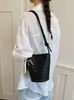 Bolsa de Mão de Design de Nicho para Mulheres 2026 Novo Estilo Bolsa de Ombro Único Transversal de Axila com Acabamento de Luxo, Bolsa Tote Tecida de Mão para Mulheres