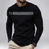 Camiseta de Manga Larga Roja con Cuello Redondo para Hombre con Estampado de Cuadros de Líneas Geométricas Negras y Grises en el Pecho Tela Ligera Transpirable