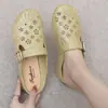 Novas pantufas fechadas antiderrapantes de sola reta para mães de meia-idade, chinelos perfurados de couro sintético com salto médio para mulheres usarem fora de casa