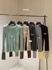 Un toque de dulzura: Su top de punto minimalista para el día a día con puños de contraste, corte ajustado y una silueta favorecedora, perfecto para primavera y otoño, estilo 62036