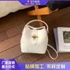 Bolso de Mano Grande con Textura y Estilo para Mujer, Nuevo Modelo 2026, Versátil para el Trabajo Diario, Bolso de Hombro y Cruzado, Bolso Cubo Exquisito