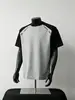 Marca de Moda Americana de Calle Camiseta Negra y Roja con Bloques de Color, Manga Corta, Diseño Casual Unisex con Hombros Acolchados, Top de Moda