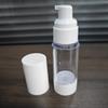En stock, elegante botella de vacío blanca transparente de 15 ml, 30 ml, 50 ml, 80 ml, 100 ml y 120 ml. Botella de vacío con pulverizador de emulsión.